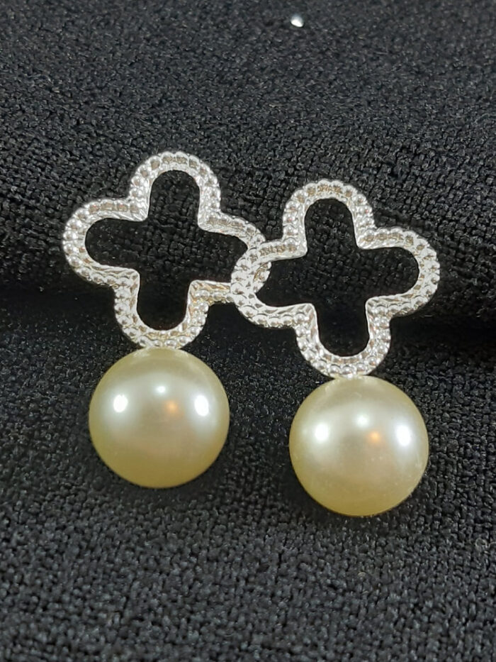 Brinco base trevo vazado fosco com pérola