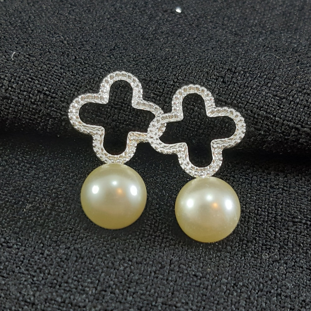 Brinco base trevo vazado fosco com pérola