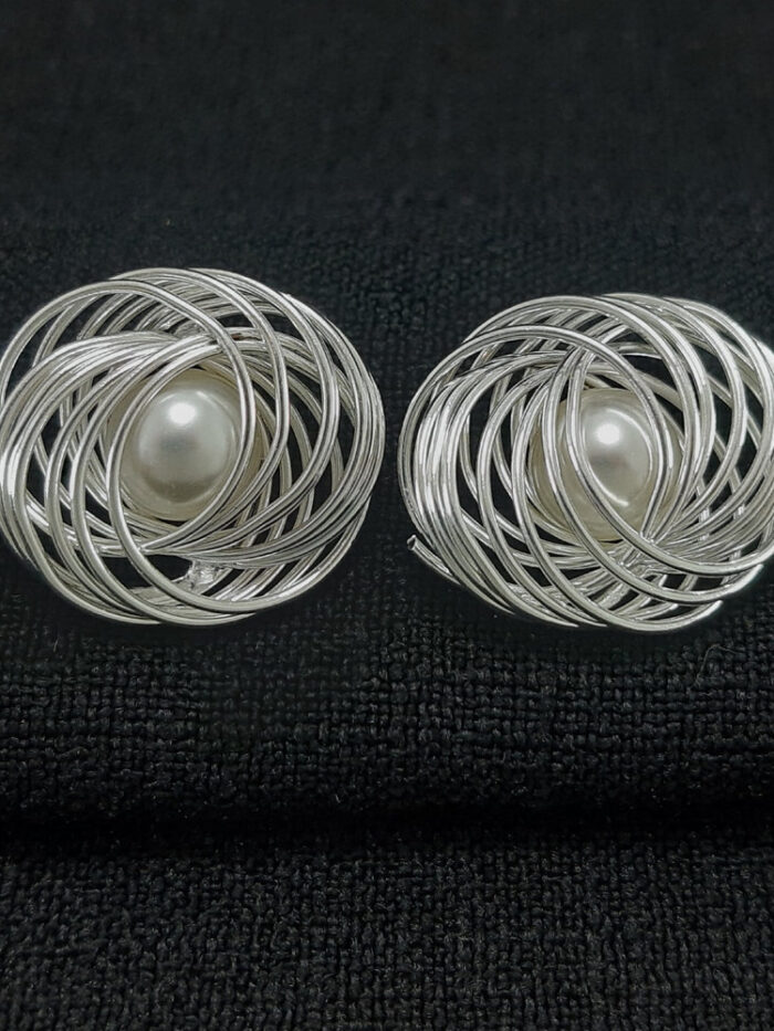 Brinco fios prateado com pérola