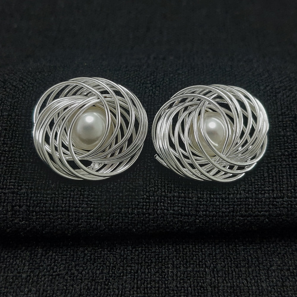 Brinco fios prateado com pérola