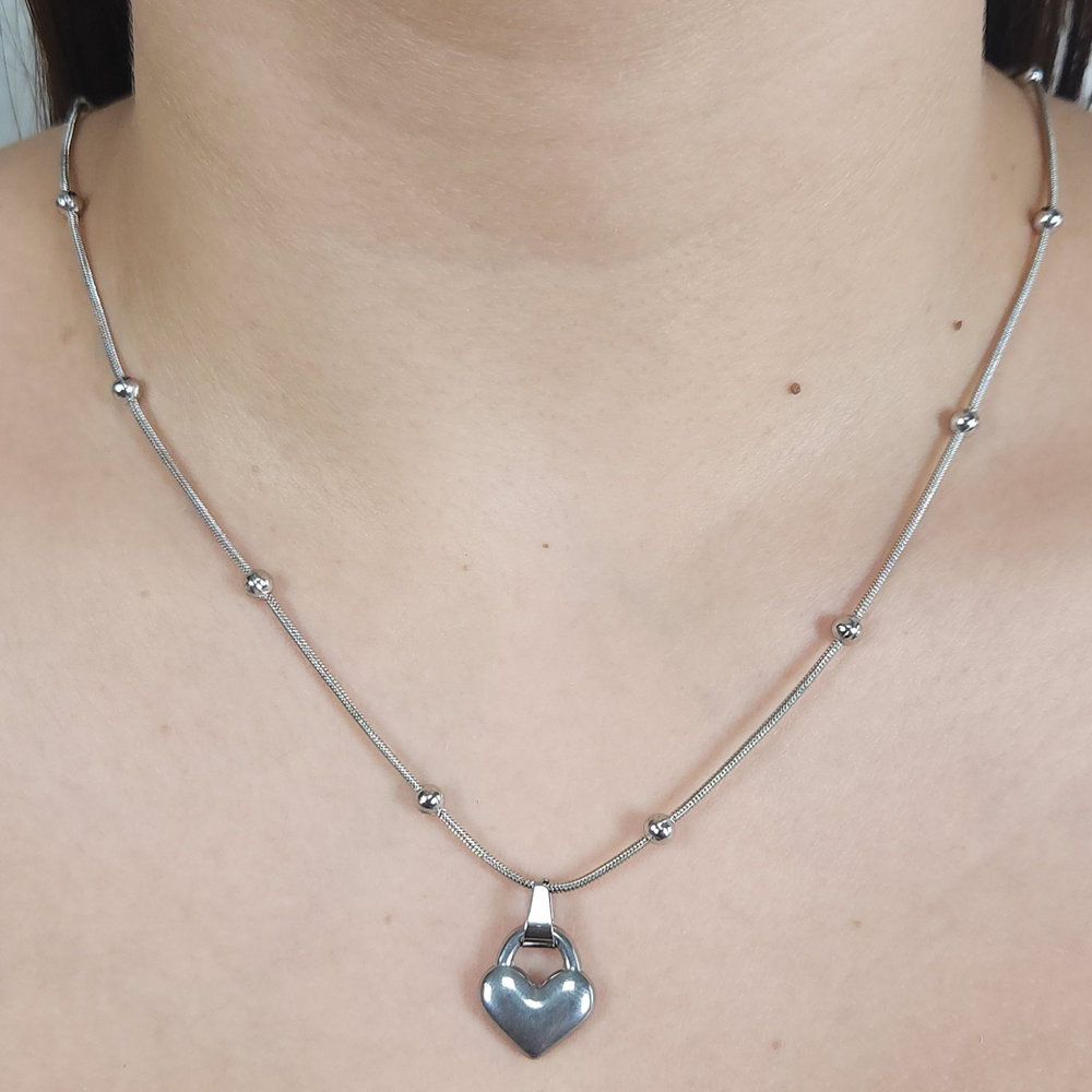 Gargantilha coração chapeado com bolinhas