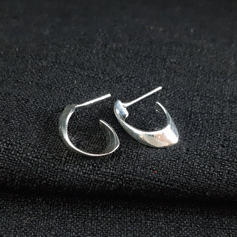 Brinco argola oval fio prateado