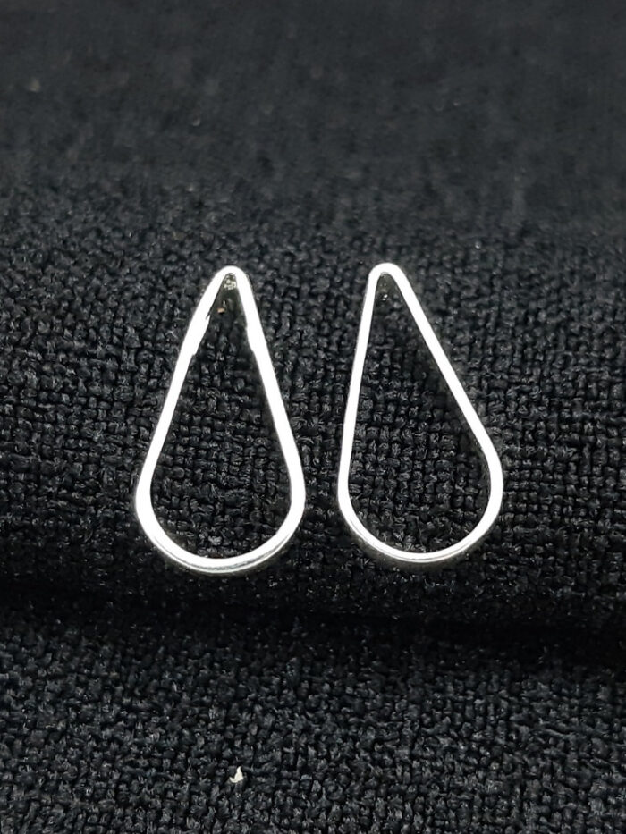 Brinco formato gota vazado