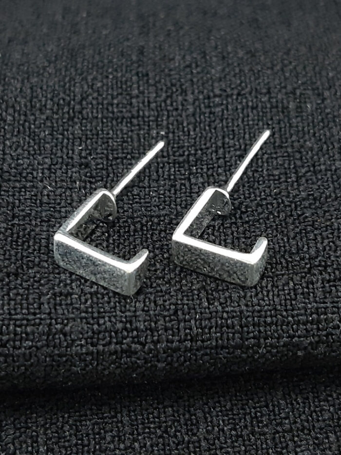 Brinco argola aberta quadrada lisa