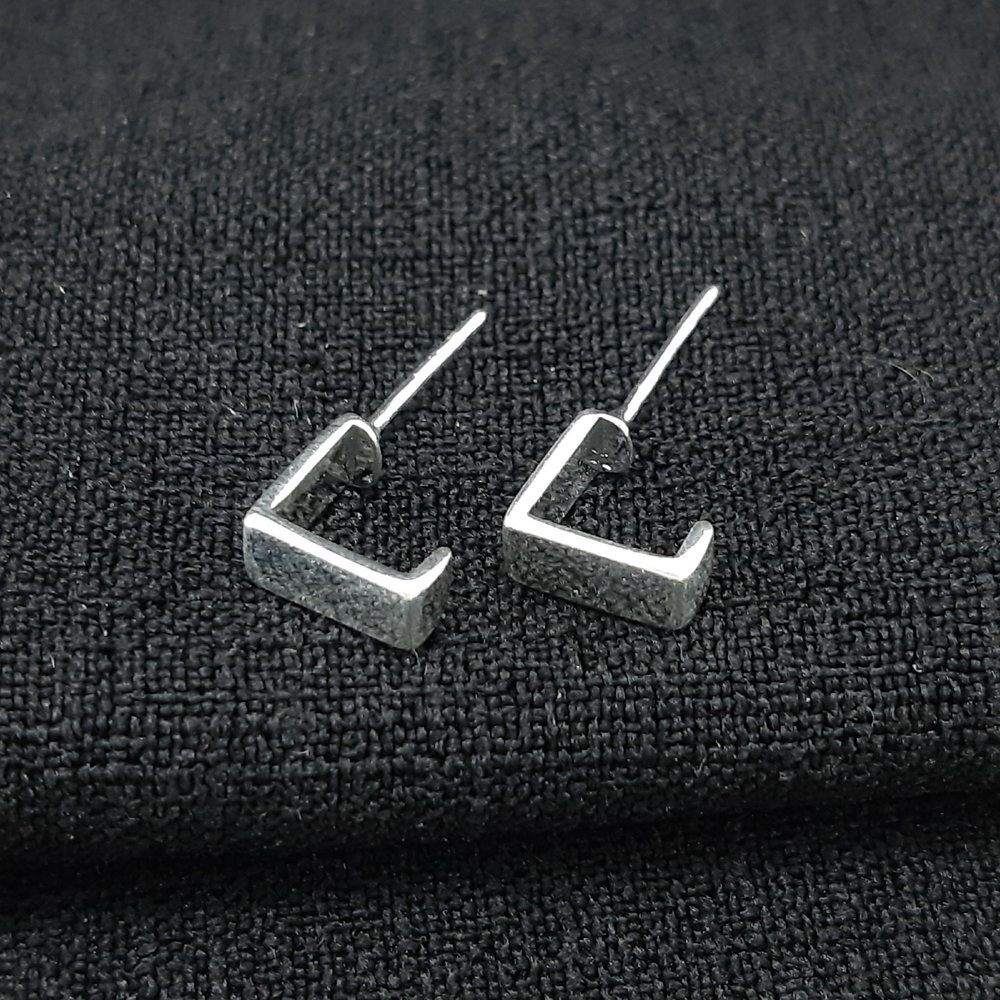 Brinco argola aberta quadrada lisa