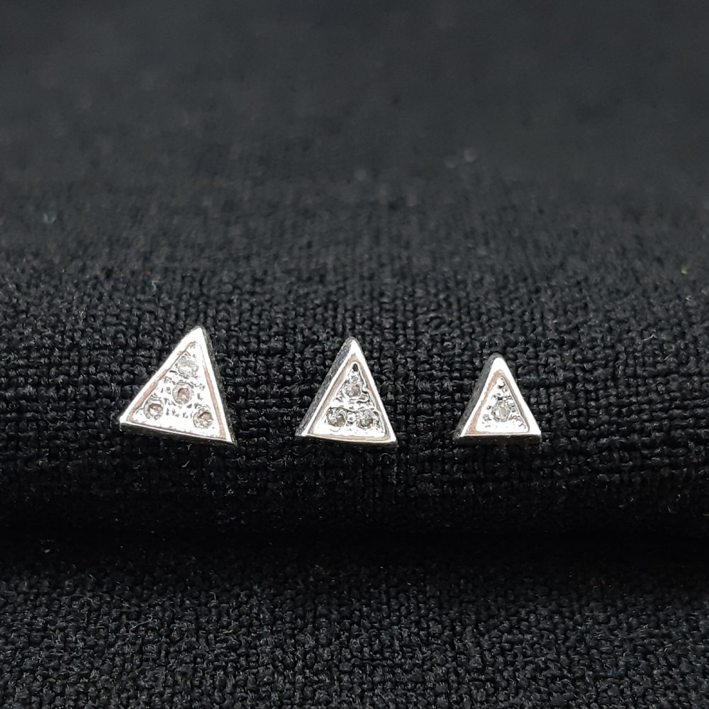 Trio de brincos triangular com pedra cristal