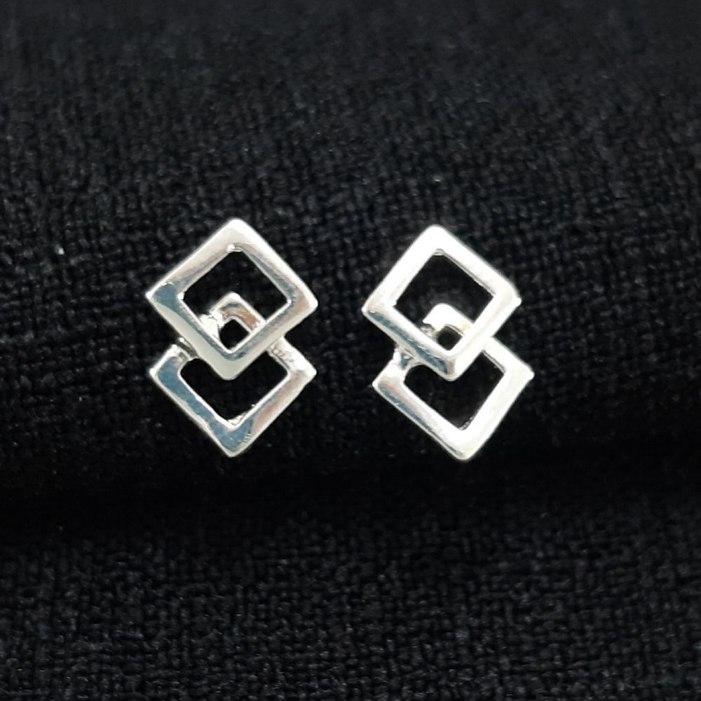 Brinco triângulo duplo vazado