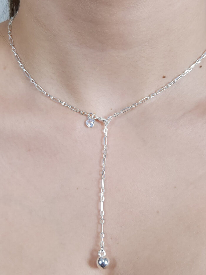 Gargantilha elos vazado estilo gravatinha detalhe coração cristal