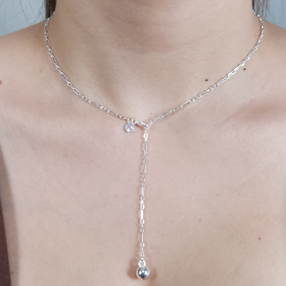 Gargantilha elos vazado estilo gravatinha detalhe coração cristal