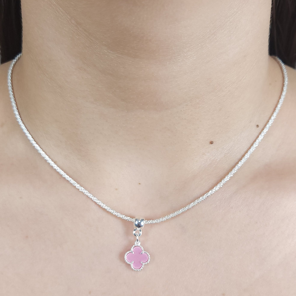 Garagantilha chocker trevo com elos trançados