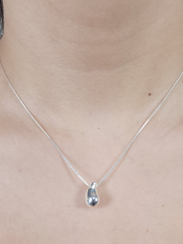 Gargantilha com pingente gota boleada