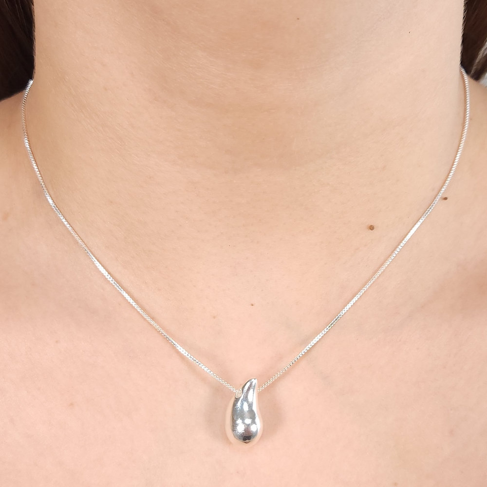 Gargantilha gota prateada