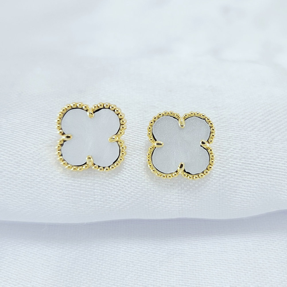 Brinco trevo branco borda detalhado