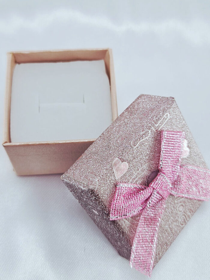 Caixinha para anel brilhante com detalhe coração