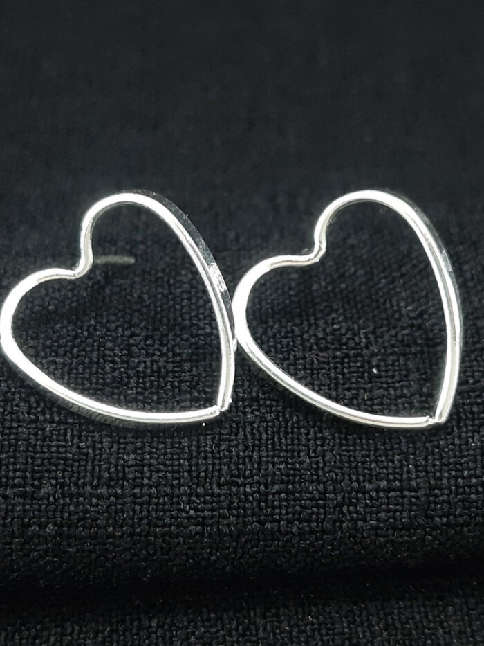 Brinco coração vazado detalhe curvado