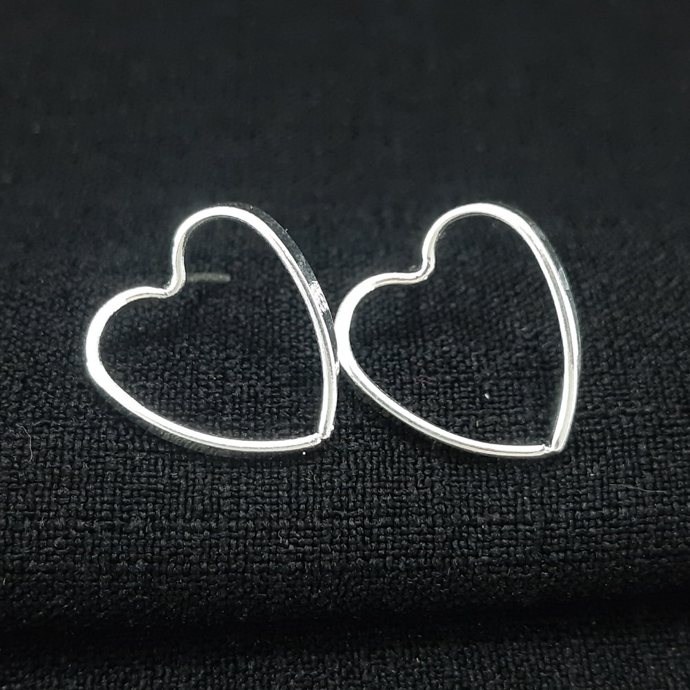 Brinco coração vazado detalhe curvado