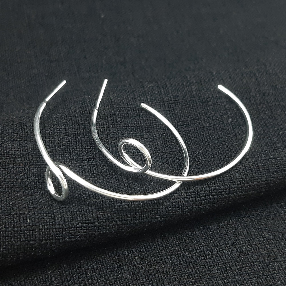 Argola fio prateado com detalhe enrolado - Imagem 2