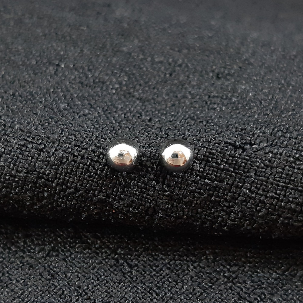 Brinco infantil bolinha prateada