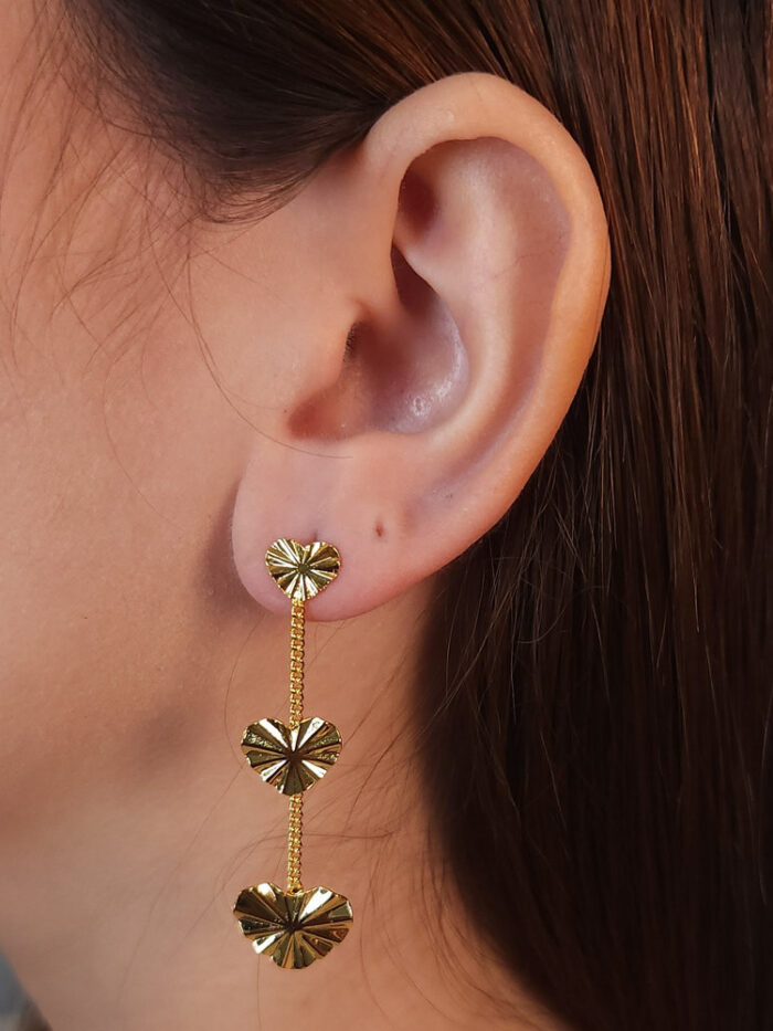 Brinco fio dourado com corações trabalhado