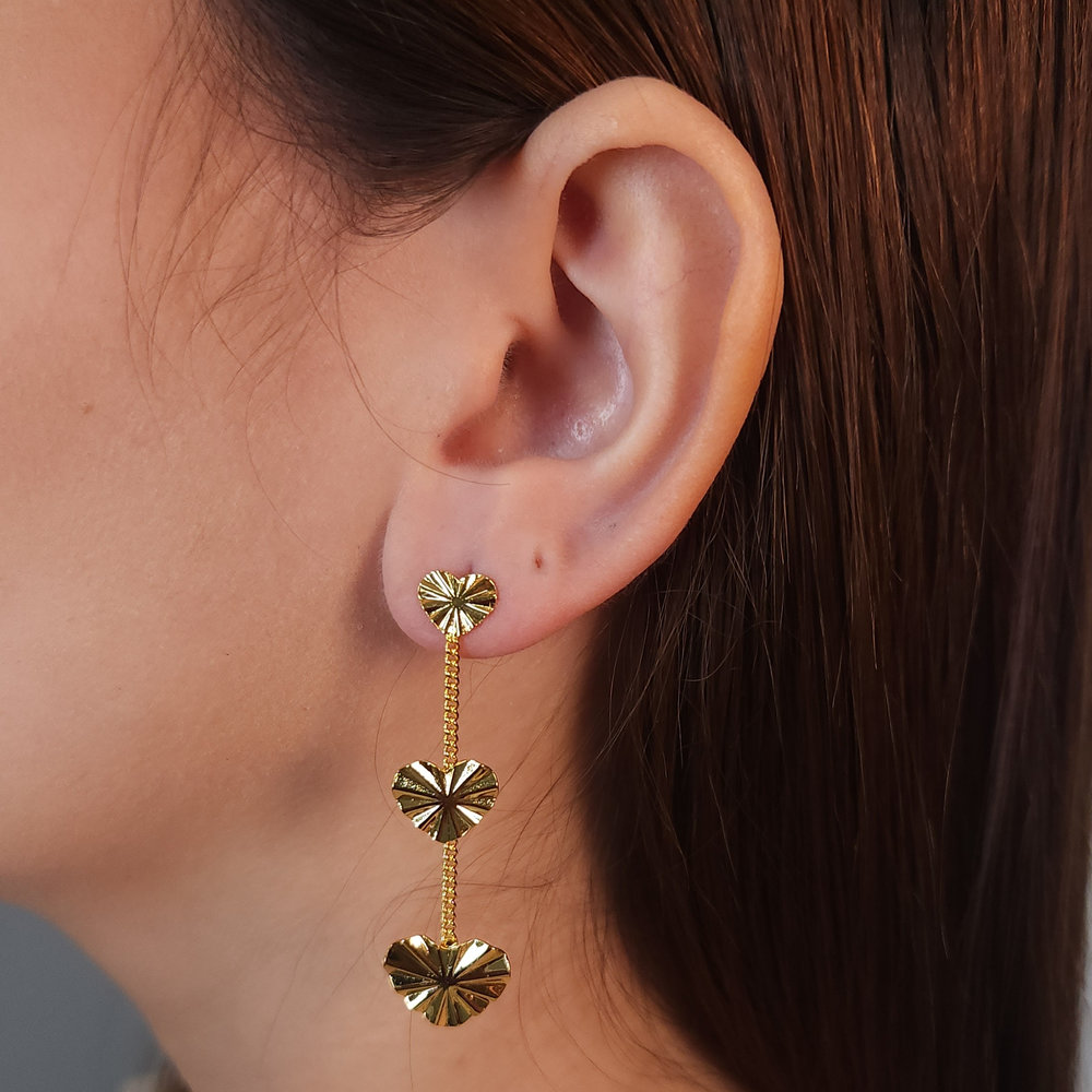 Brinco fio dourado com corações trabalhado