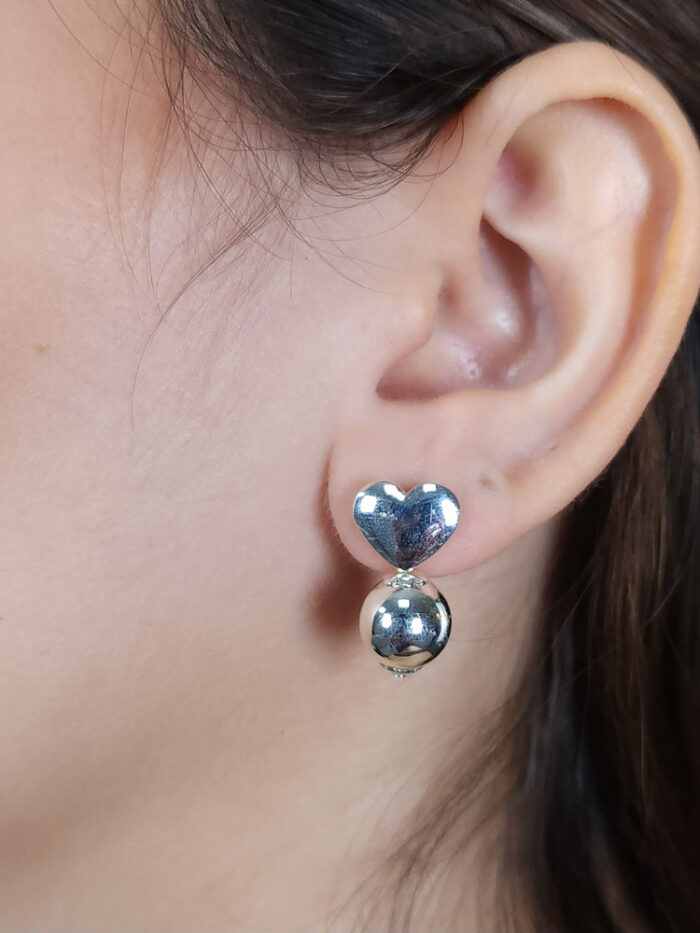 Brinco coração bola prateada
