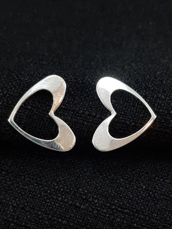 Brinco modelo coração vazado e chapeado