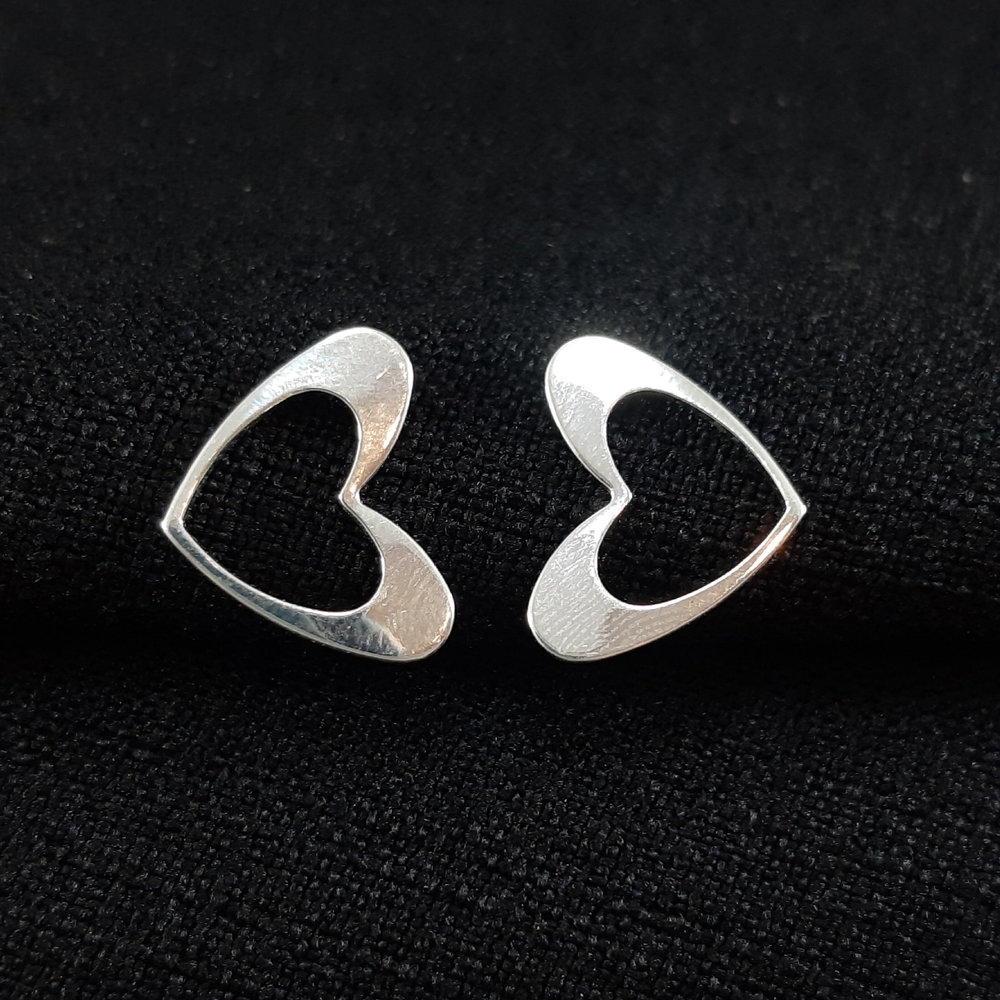 Brinco modelo coração vazado e chapeado