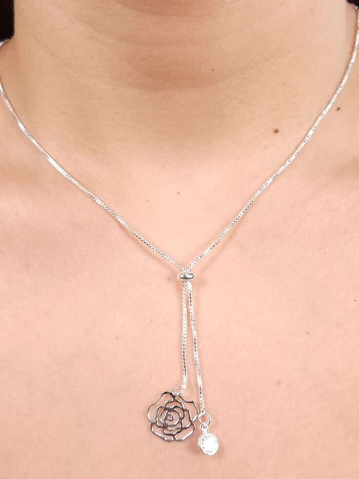 Gravatinha veneziana com flor vazado e ponto de luz