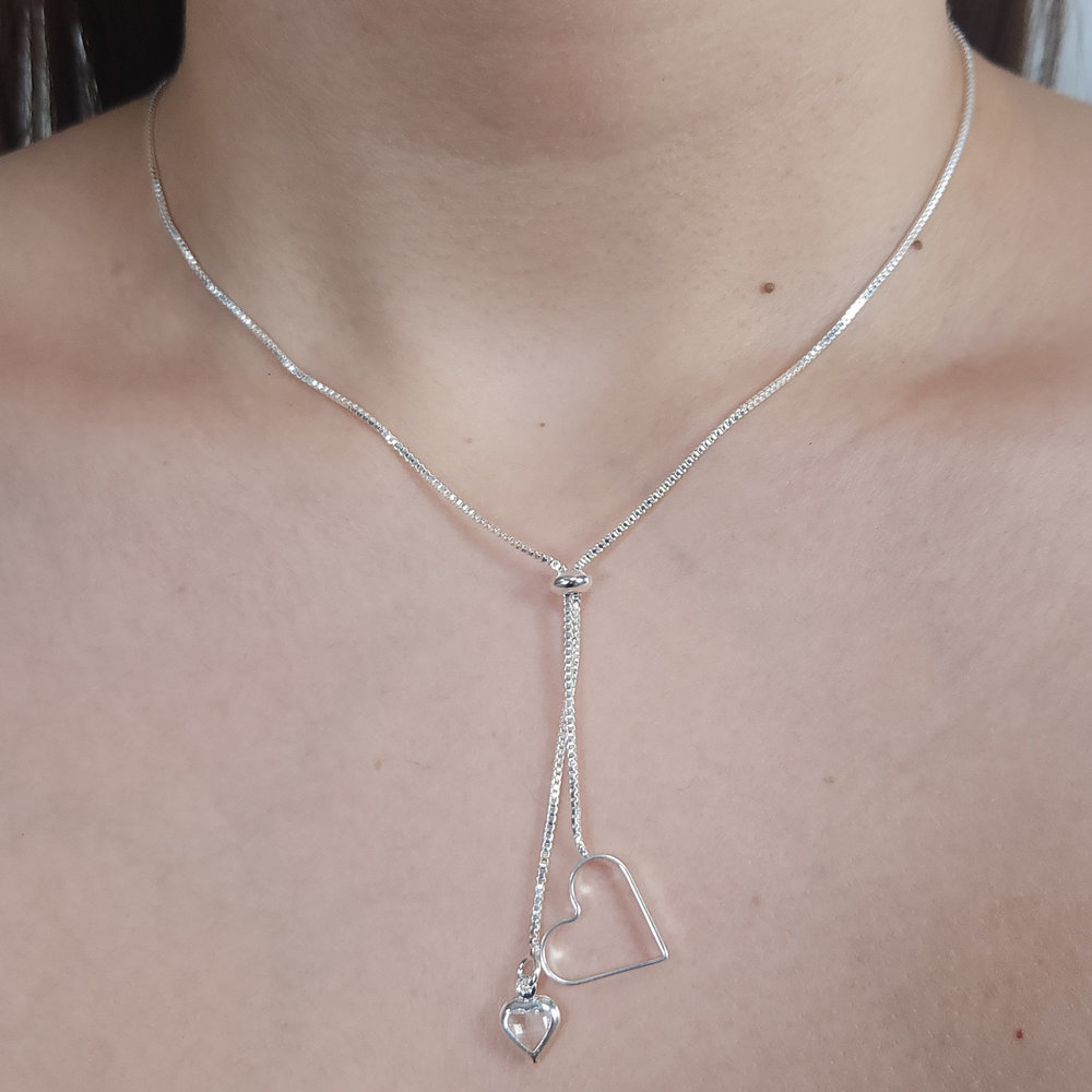 Gargantilha gravatinha coração vazado com pedra cristal