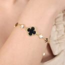 Pulseira com ponto de luz e detalhe trevo preto