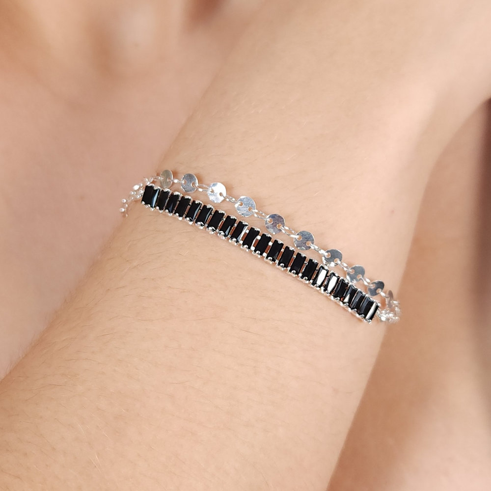Pulseira fios duplo pedra baguete preta