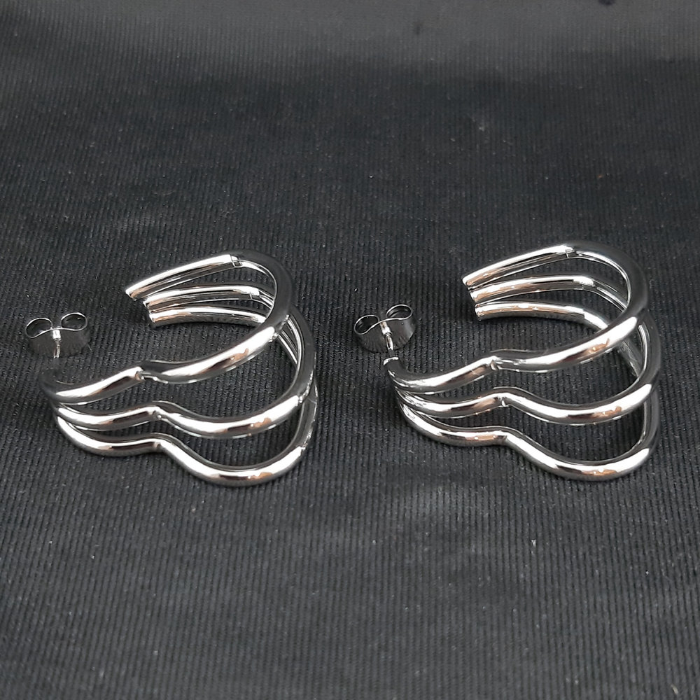 Argola aberta formato coração três fios