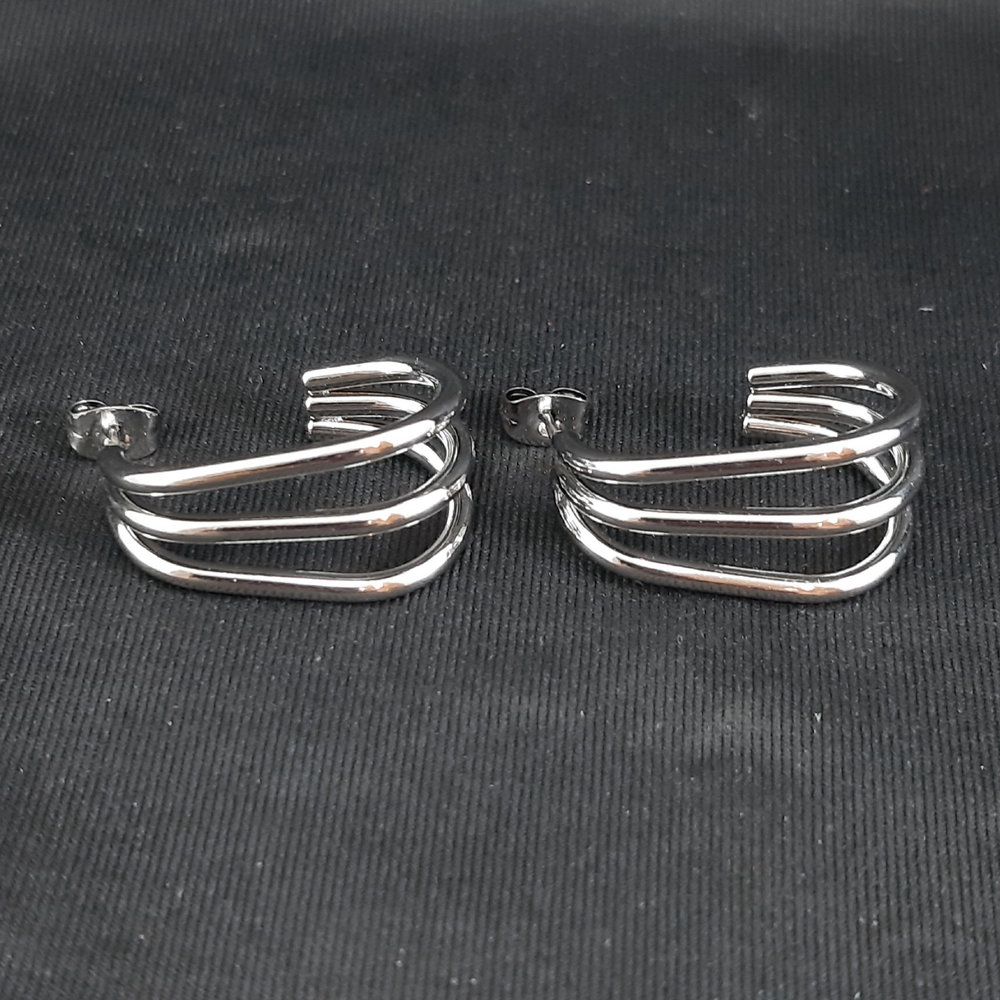 Brinco argola aberta formato três fios