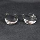 Brinco argola aberta três fios cruzados