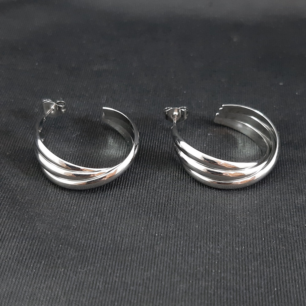 Brinco argola aberta três fios cruzados