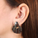 Brinco base oval com detalhe leque trabalhado