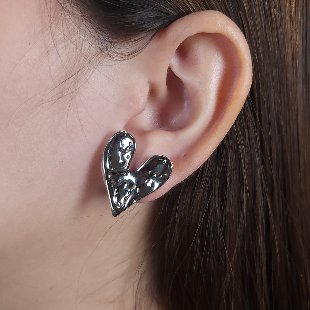 Brinco coração martelado detalhado