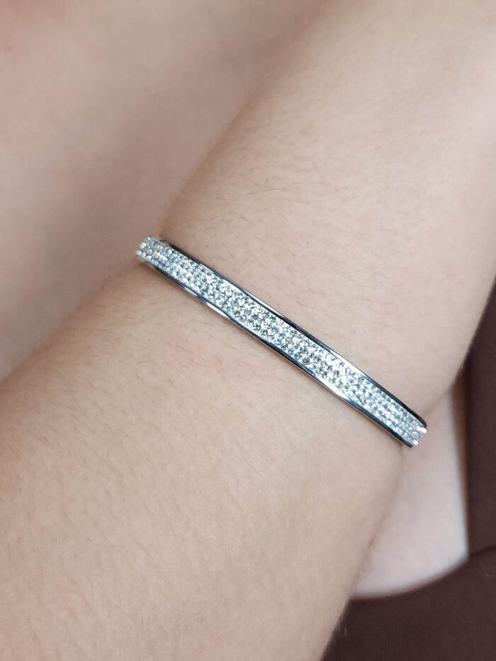 Bracelete com pequenos cristais fixos