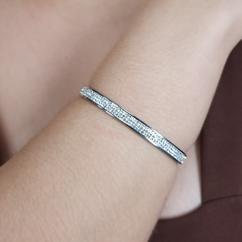 Bracelete com pequenos cristais fixos