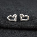 Brinco coração vazado detalhado