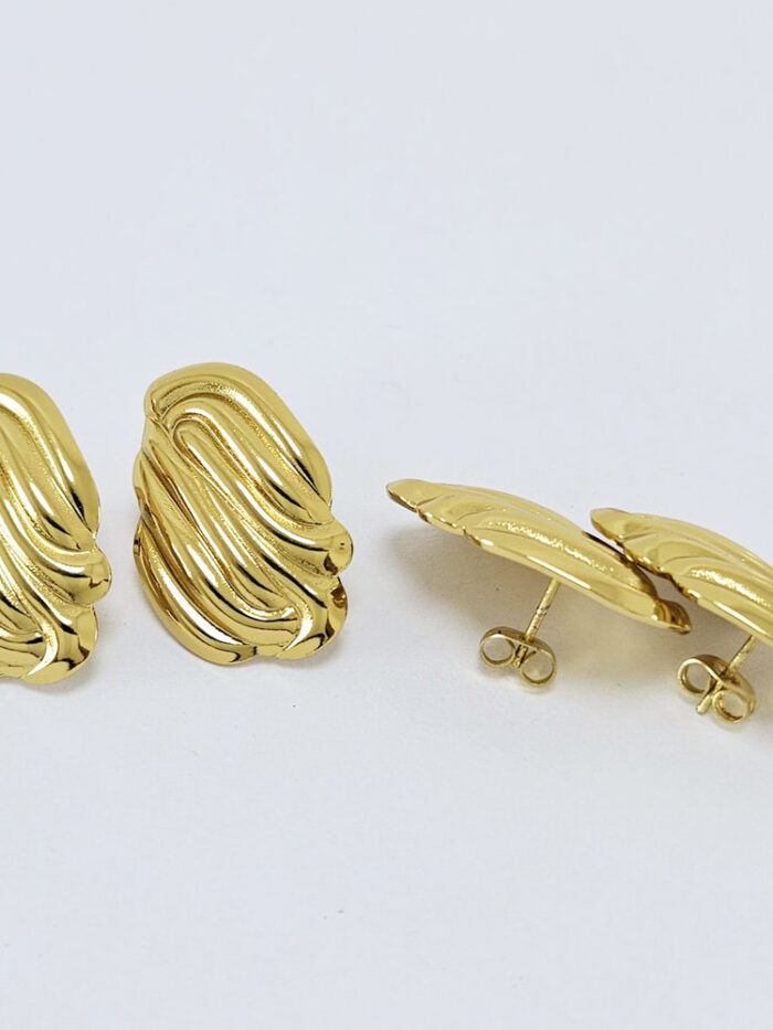 Brinco estilo onda boleado dourado