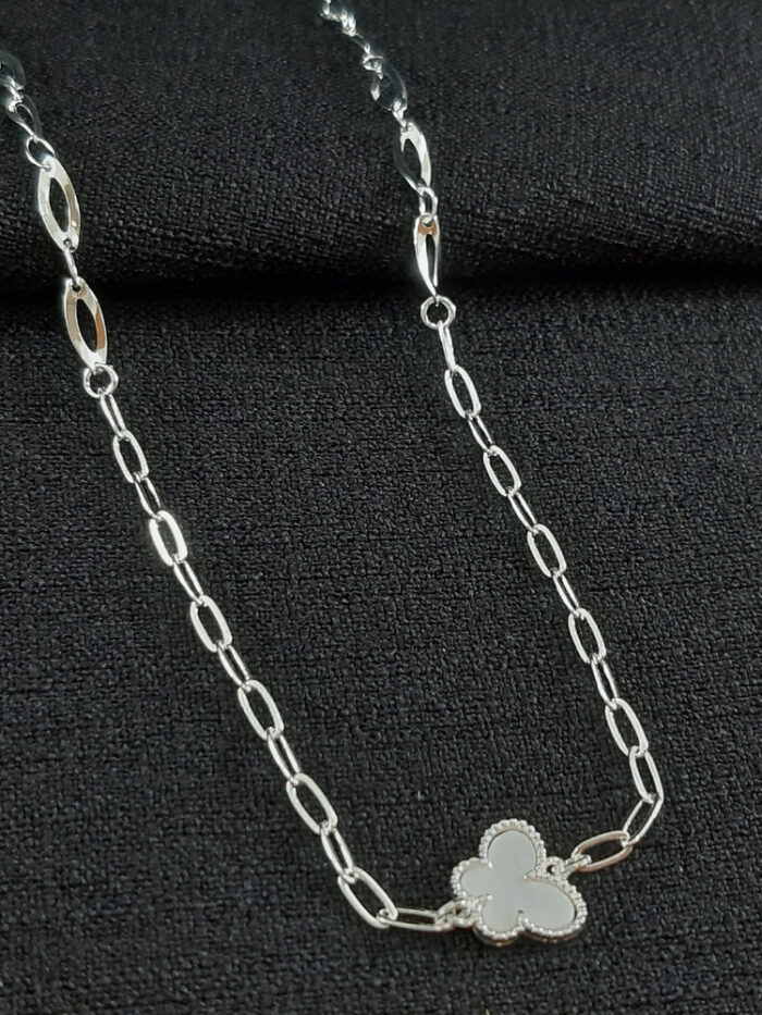 Gargantilha chocker borboleta branco detalhado