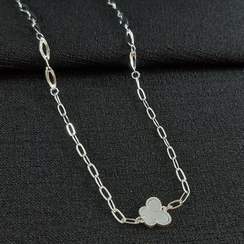 Gargantilha chocker borboleta branco detalhado