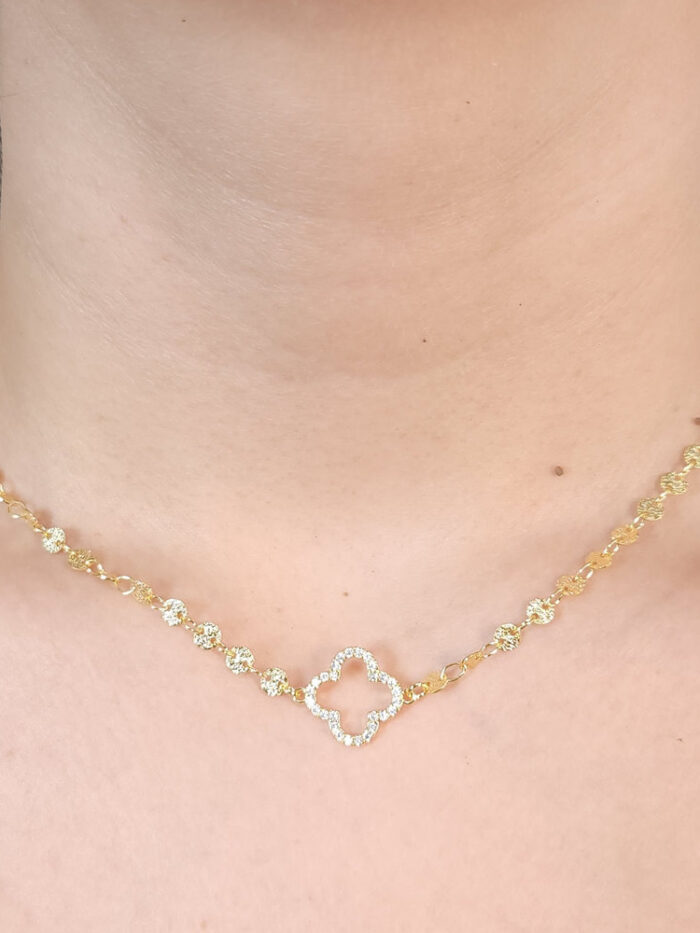 Gargantilha choker com trevo vazado fio cravejado