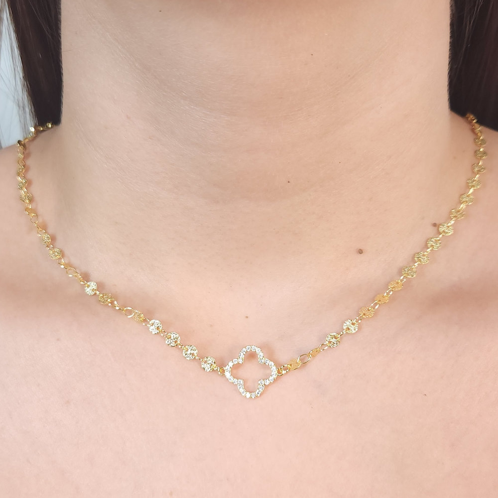 Gargantilha choker com trevo vazado fio cravejado