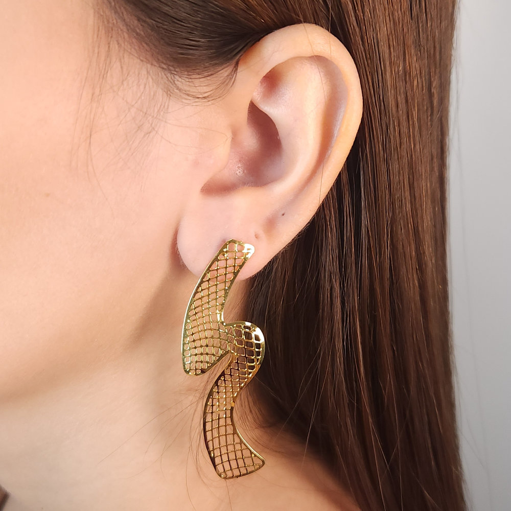 Brinco estilo raio vazado dourado