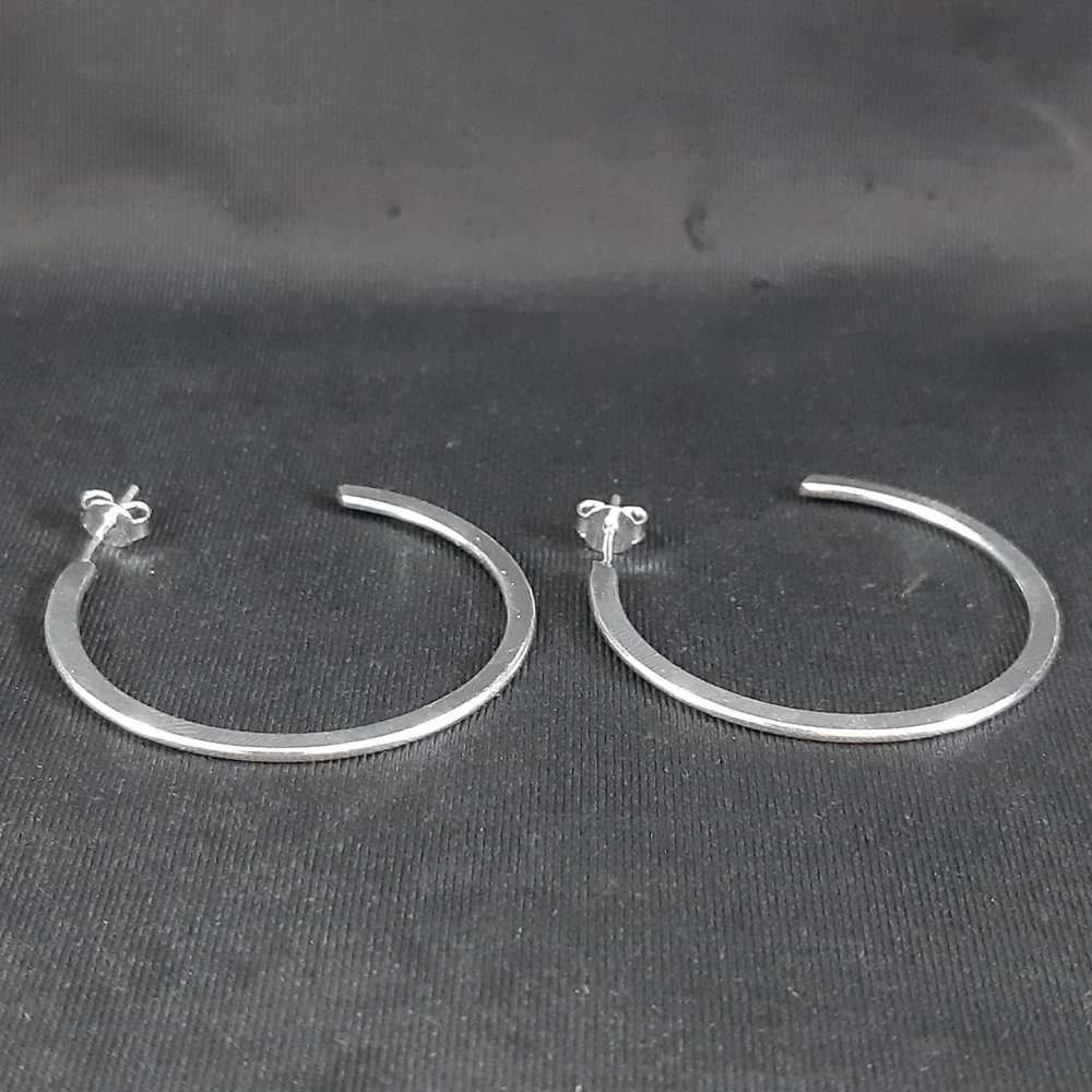 Argola aberta fio chapeado