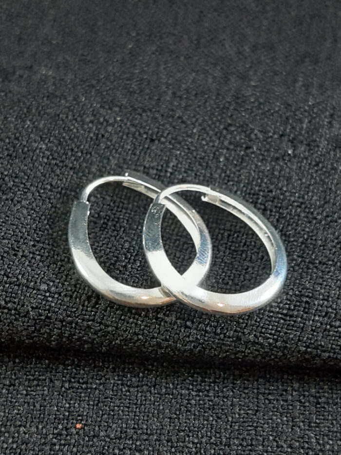 Argola oval fio liso fechada