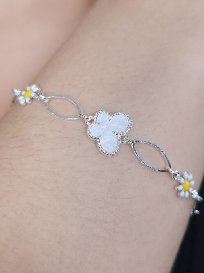 Pulseira oval com flor margarida detalhe borboleta