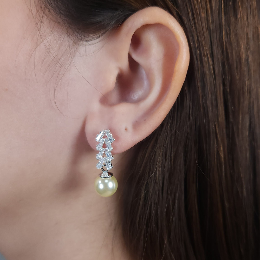 Brinco modelo cristal baguete com pérola